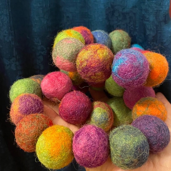 Beaded felt colorful necklace - Picture 5 of 9